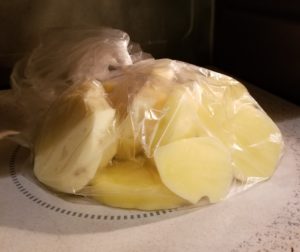 ポテトサラダのじゃがいもをレンジで加熱