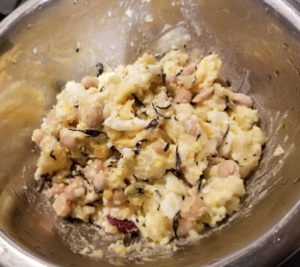 アイラップを使ってポテトサラダを混ぜる